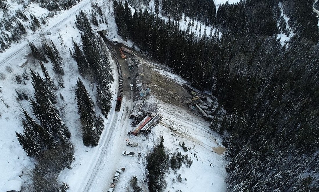Tail-end cars derailed outside the Upper Spiral Tunnel (Source: Canadian Pacific)