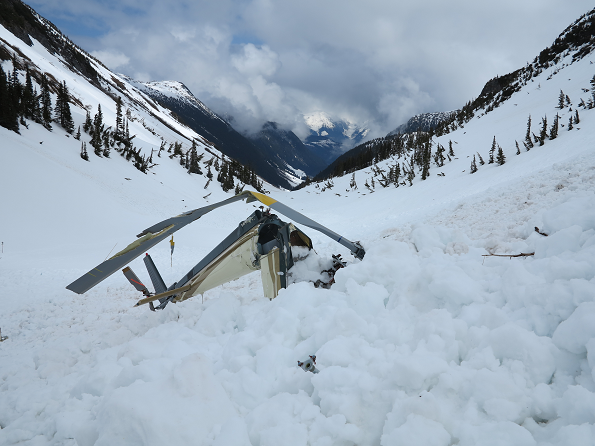L'hélicoptère écrasé vu de derrière, après qu'il ait été dégagé de la neige