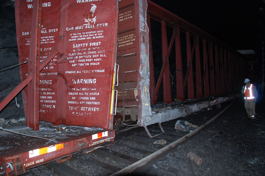 Un enquêteur du BST examine des wagons déraillés