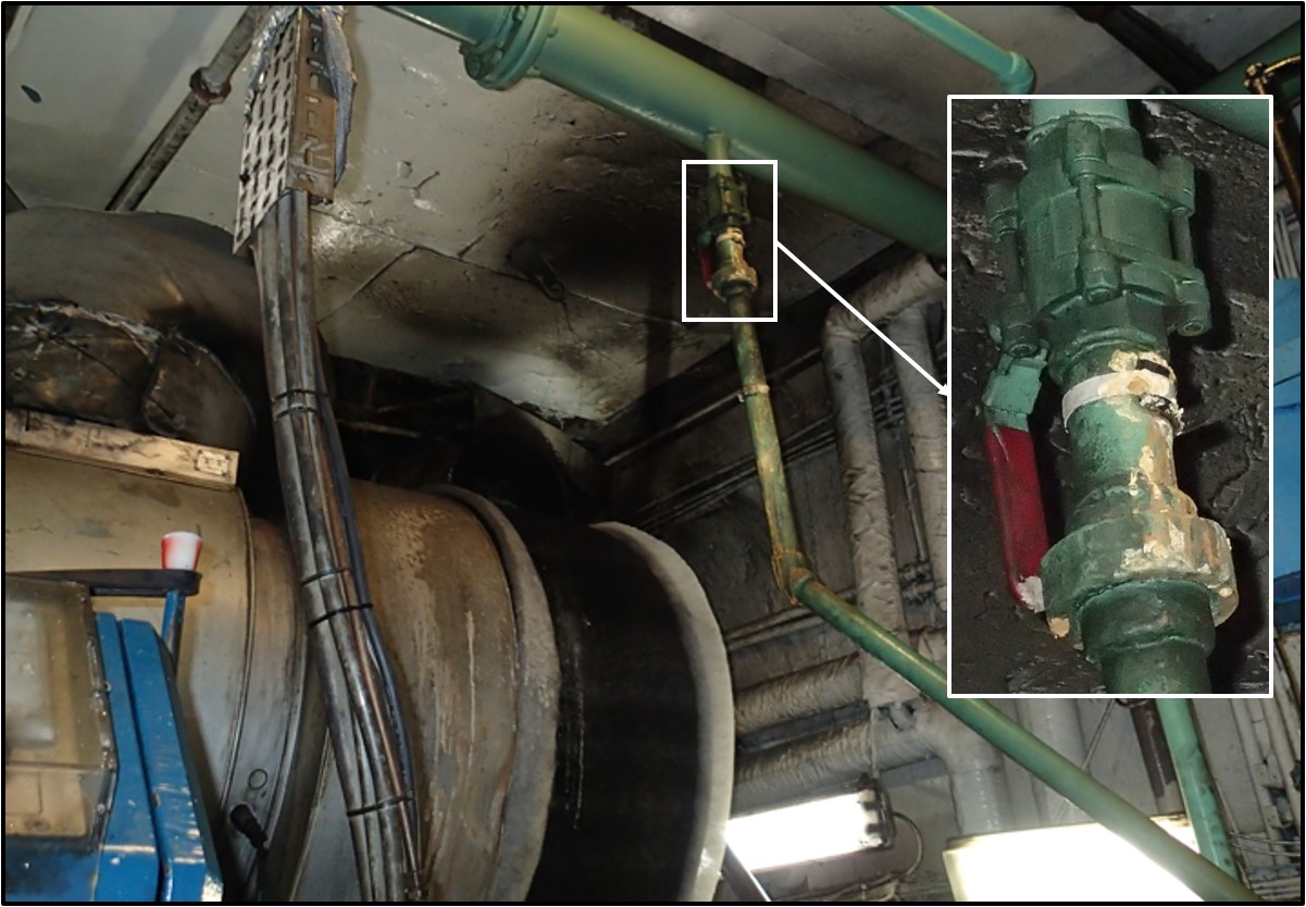 Résidus de sel autour d’une réparation effectuée au moyen d’un placard à joint plastique sur le collecteur d’incendie (Source : BST)