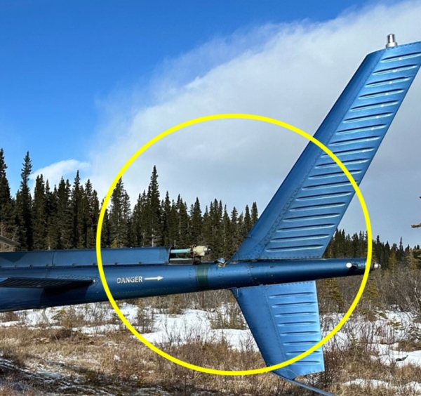 Figure 4. Marques sur la poutre de queue (mot « DANGER » et flèche) de l’hélicoptère à l’étude, et rayon approximatif de l’arc du rotor de queue (Source : Heli Explore Inc., avec annotations du BST)