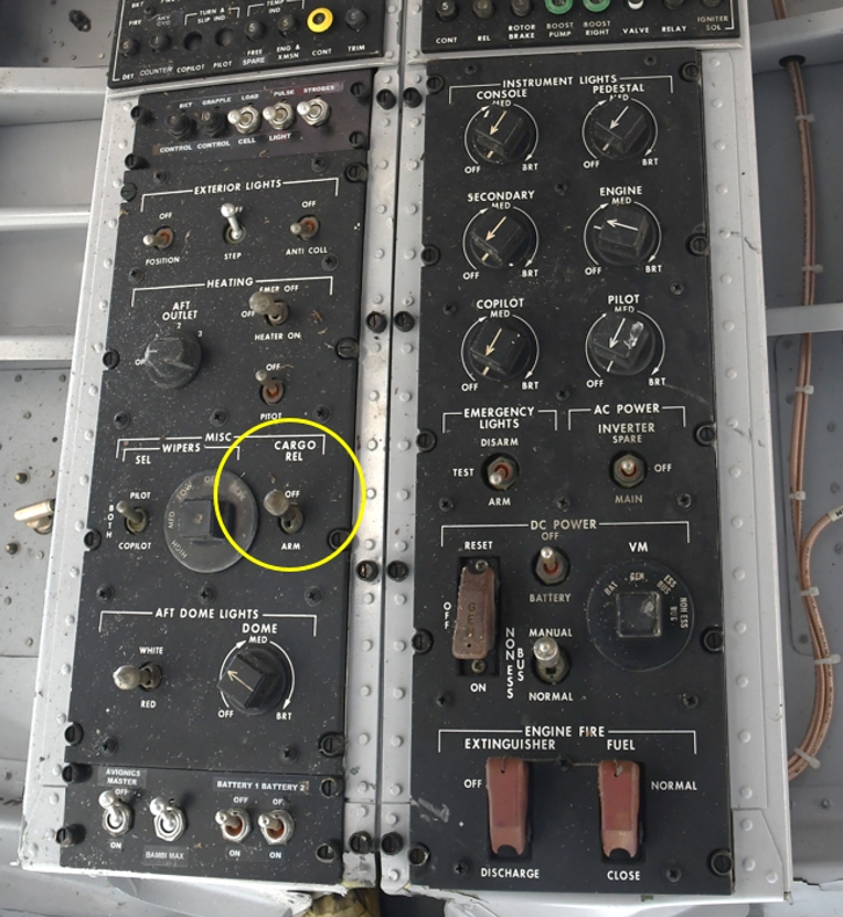Figure 11. Commutateur CARGO REL [largage de charge], tel qu’il a été trouvé après l’accident, sur le tableau plafond de l’hélicoptère à l’étude. Les commutateurs de la batterie et de l’alimentation en CC ont été placés dans la position OFF, après l’accident, pour des raisons de sécurité. (Source : BST)