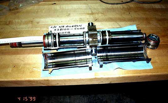 Position figée des tiges de cylindre de vérin de l'aileron extérieur gauche