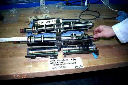 Position secondaire des tiges de cylindre de vérin de l'aileron extérieur droit