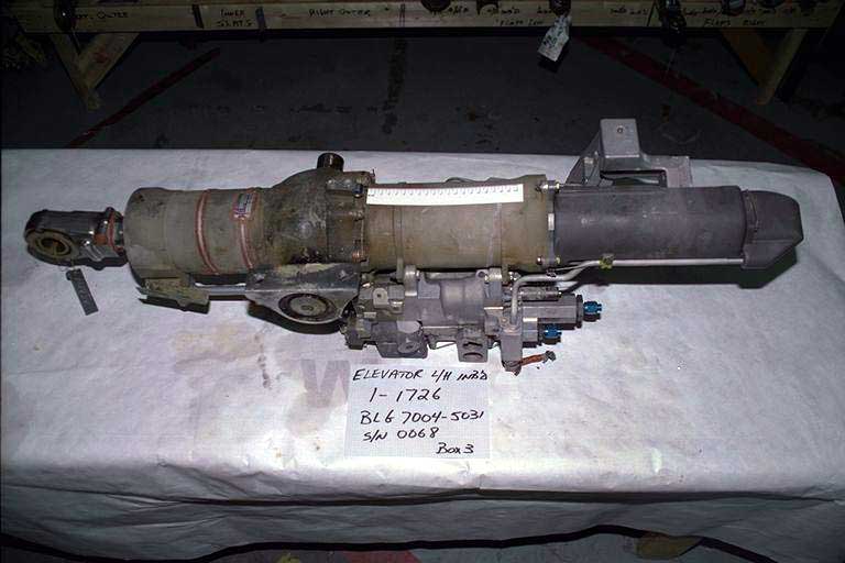 Vérin de la gouverne de profondeur intérieure gauche