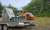 Figure 2. Hélicoptère et équipement à transporter de la zone de rassemblement au chantier (Source : Ressources naturelles Canada, avec annotations du BST)