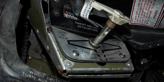 Figure 4. Occurrence aircraft’s fuel selector handle in the LEFT ON position, as found post occurrence (Source: TSB)